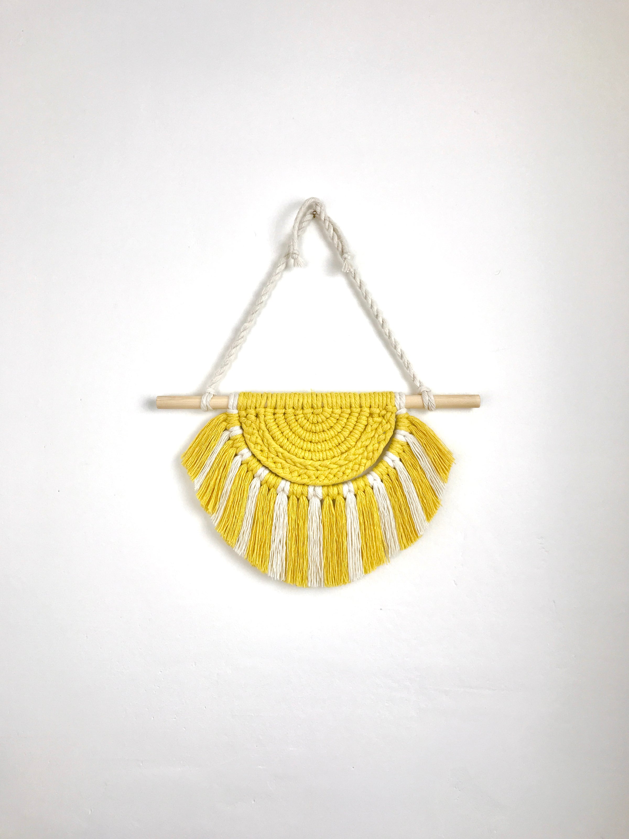 アートストーム FRINGE ウォルター・ビショップ Sunshine Macrame Wall Hanging in Bright Yellow + Natural Cream